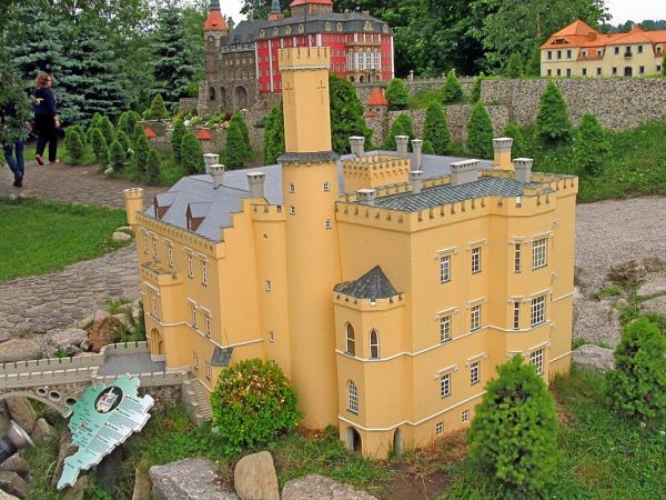 KOWARY - Park Miniatur Zabytków Dolnego Śląska - Pałac ten stanowił jedną z najokazalszych na Śląsku rezydencji romantycznych, dobrze wkomponowanych w otaczając