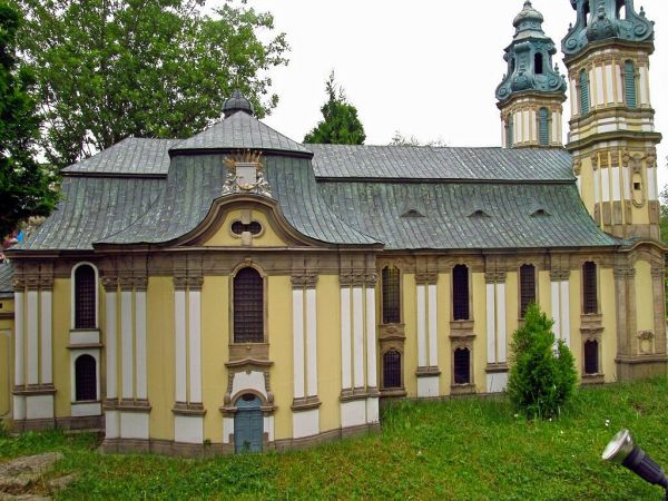 KOWARY - Park Miniatur Zabytków Dolnego Śląska - Kościół NMP w Krzeszowie jest jednym z największych i najpiękniejszych kościołów barokowych w Europie.