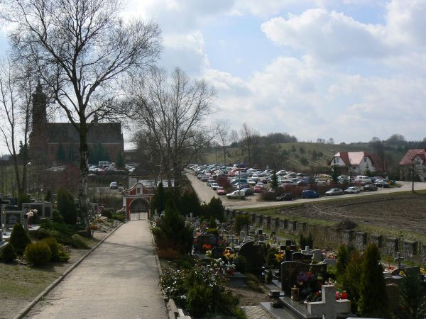 Kościółek widziany z okolicznego cmentarza.