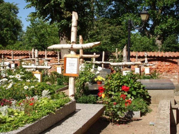 Cmentarzyk klasztoru .
http://www.szlakcysterski.org/?pokaz=obiekty_cysterskie&id=2&obiekt=Zarnowiec