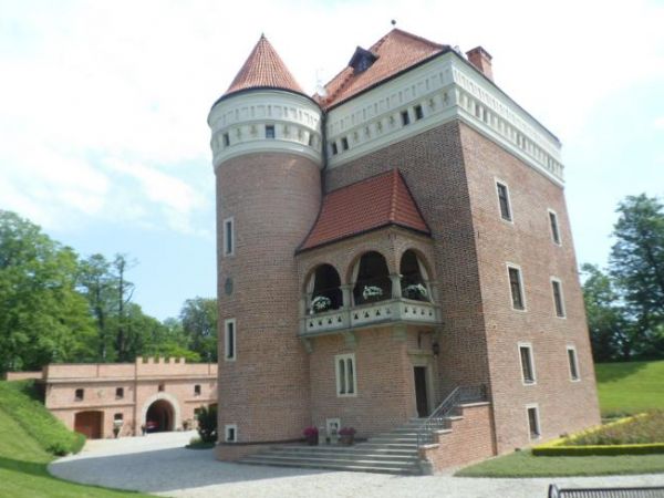 niegdyś dwór obronny - przekształcony w małą fortecę a dziś unikatowa średniowieczna wieża mieszkalno-obronna. Od 1995r. zameczek jest w rękach prywatnych - moż