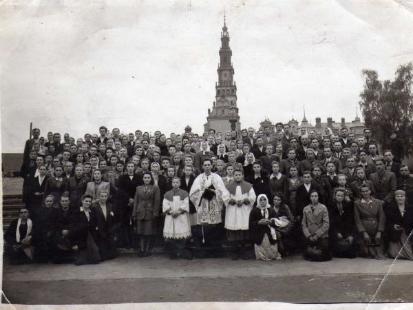 Pielgrzymka parafian z parafian ze  Zbylutowa i Skorzynic  do Częstochowy. Rok  ok 1948 r