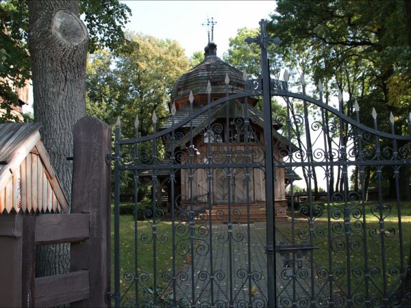 Cerkiew Narodzenia Przenajświętszej Bogurodzicy w Chotyńcu . Zbudowana w 1615 roku.