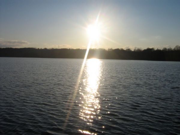 Zachód słońca nad jeziorem