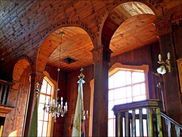 Drewniany kościół parafialny p.w. Matki Boskiej Śnieżnej , zbudowany w 1919 roku wg. projektu inż.arch. Kazimierza Osińskiego.