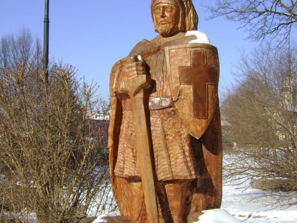 Rzeźba znajduje się przy parkingu u skrzyzowaniu ulic Młyńskiej i Zwycięstwa w Bytowie