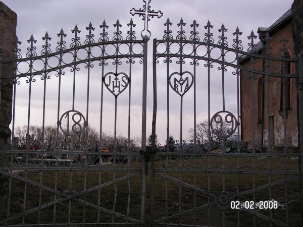 Zabytkowa brama przy kościele katolickim