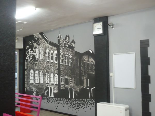 Piękny  mural na ścianie  holu dworca  PkP