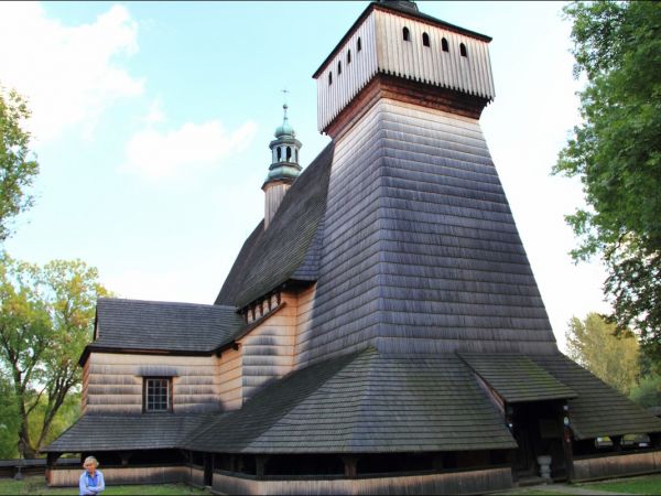 Kościół Wniebowzięcia NMP i św. Michała Archanioła . Na  liście światowego dziedzictwa UNESCO . Kościół w Haczowie jest największym gotyckim drewnianym kościołe