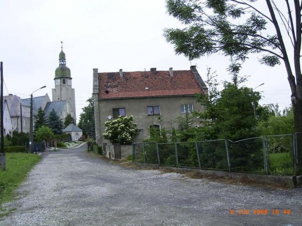 Kościół św. Marcina w Starym Lesie oraz stara Szkoła Podstawowa(obecnie zamieszkała).