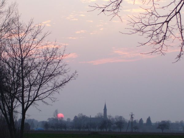 Droga na Sońsk - w tle Kościół pw. Przemienienia Pańskiego, w Sońsku