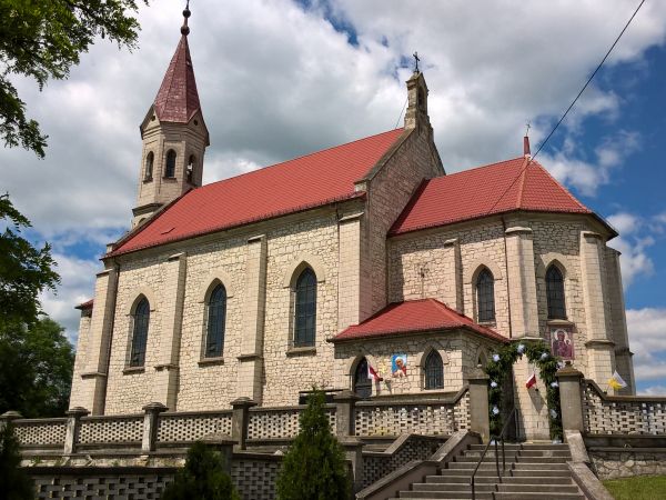Niezapomniana i bliska sercu Parafia Ostrowce ,do której w XX w należeli wszyscy mieszkańcy Brzostkowa .Neogotycki kościół św,Jana Chrzciciela z przełomu XIX i