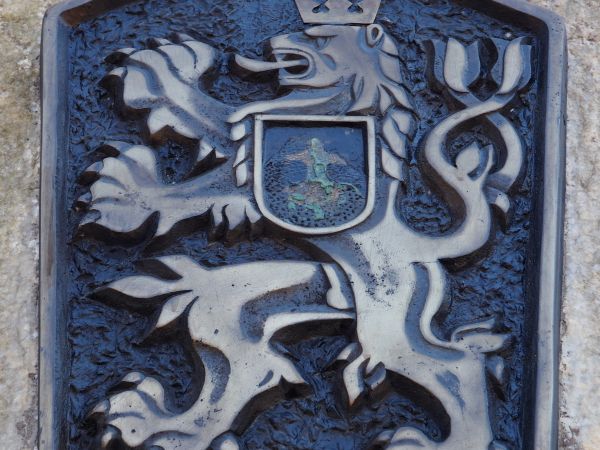 cokół pomnika zdobi plakieta z wizerunkiem godła Czechosłowacji