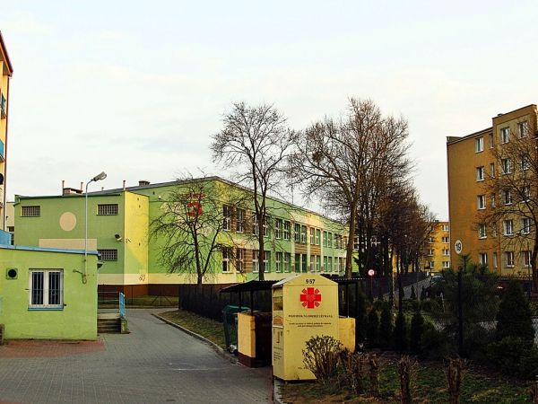 Podwórze szkoły widziane z ulicy Wybickiego