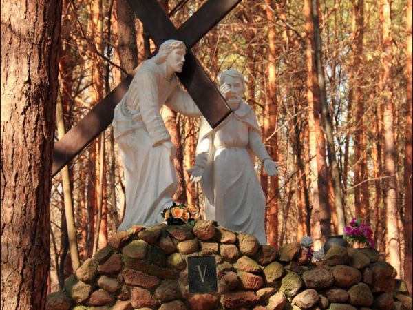 Bazylika Zwiastowania NMP w Leżajsku – wzniesiona w miejscu, gdzie według tradycji ukazała się w 1590 roku Tomaszowi Michałce Matka Boska. Sprawują nad nią opie