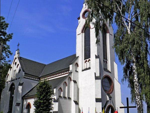 Kościół parafialny z 1904 - 06 roku projektu H. Hochbergera.