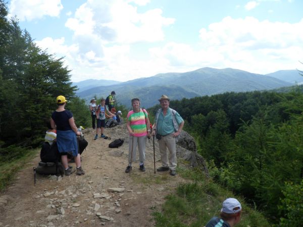 na górze Dwernik Kamień - 1004m npm, szczyt wzniesiony około 500 m ponad dolinę Sanu, kulminacja masywu składa się z dwóch skalistych grzęd, grzbiet zdobią oryg
