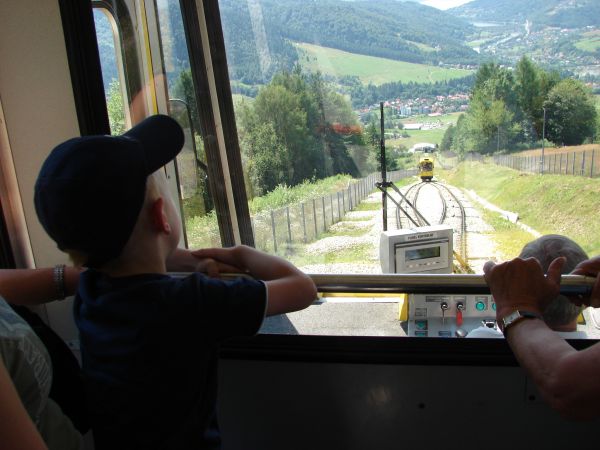 Zjazd kolejką linową z góry Żar - mijanka wagoników.
