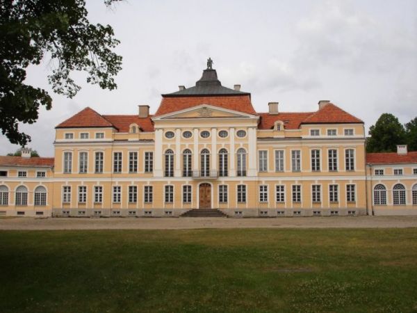 Rogalin - pałac Raczyńskich - 

http://rogalin.eu/Palac_w_Rogalinie.htm