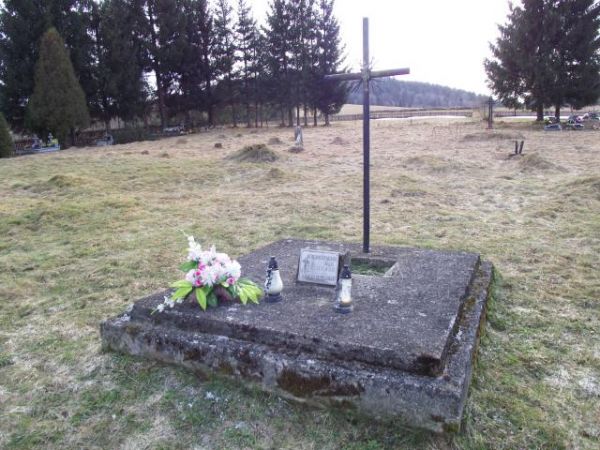 na starym cmentarzu przy cerkwi - ten nagrobek się zachował, ktoś pewnie dogląda, pamięta... Na polu cmentarnym - w tym sektorze - widzimy wzgórki trawiastą dar