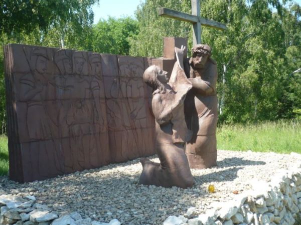 Dookoła zieleń i stacje Drogi Krzyżowej.