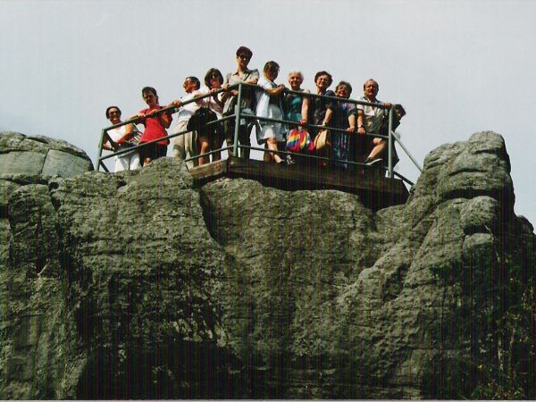 na platformie widokowej: na Szczelińcu Wielkim, który wznosi się 150m nad miejscowością Karłów, tworząc szeroki, płaski masyw z licznymi wąskimi szczelinami i g