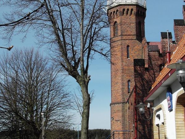 Piękny budynek z latarnią morską na szczycie.