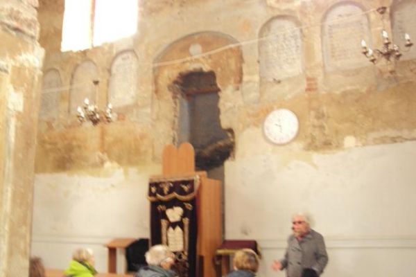 ten mebel przy niszy w murach - ta mównica, ta trybuna - to wsþółczesna bima, polecam inne opisy, a tu pani Malka tłumaczy nam jeszcze co oznaczało słowo "smerd