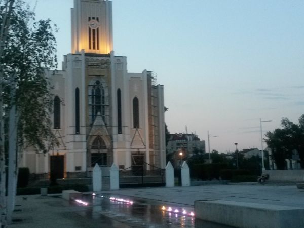 Kościół i fontanny na Placu Szembeka