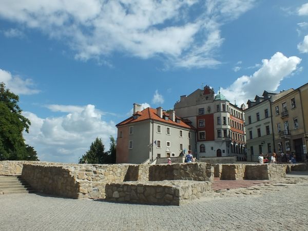 Plac Po Farze z zarysem nieistniejącego kościoła farnego Św. Michała  Archanioła