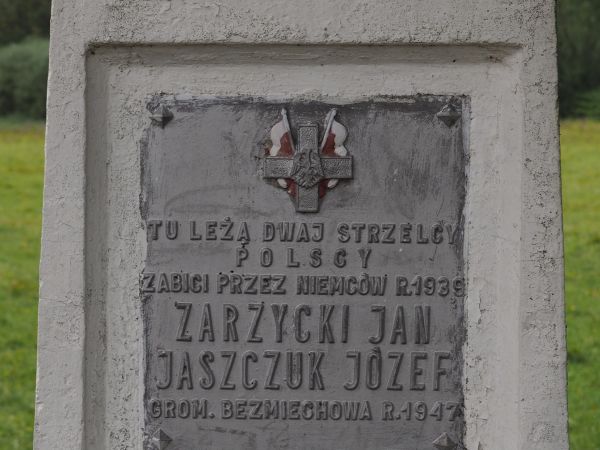 na obelisku w płycinie tablica - ufundowana w 1947r. przez mieszkańców tutejszej Gromady - poległym żołnierzom.