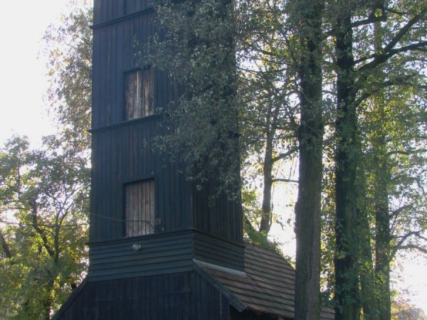 W LIPCU 2003 ROKU OTWARTO ODRESTAUROWANĄ REMIZĘ  Z MINI MUZEUM.