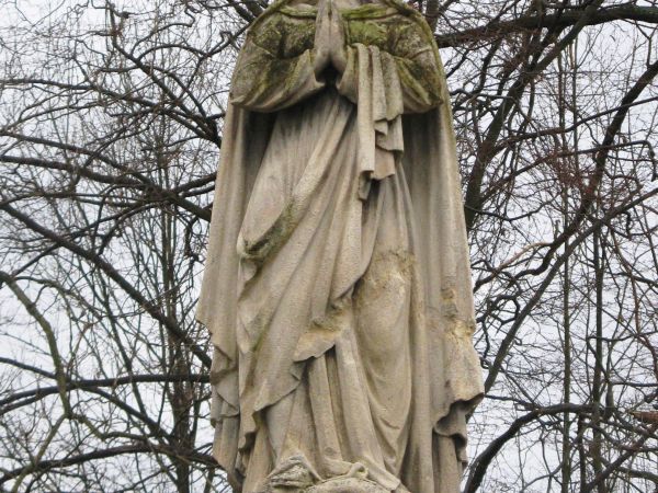 niech "zły" się udławi - dobro musi zwyciężyć ! - jedna z figur nagrobnych. Figura przedstawia Matkę Boską, która stoi na kuli ziemskiej, którą opasuje wąż.