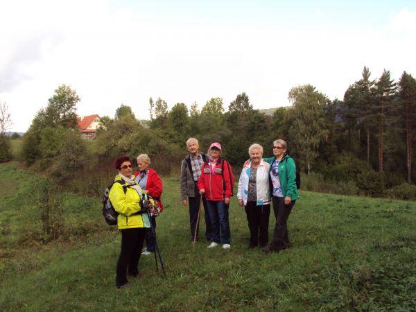 na widokowym wzniesieniu nad wsią z panoramą na Park Krajobrazowy Gór Słonnych : Dom Rekolekcyjny Stowarzyszenia QUO-VADIS.