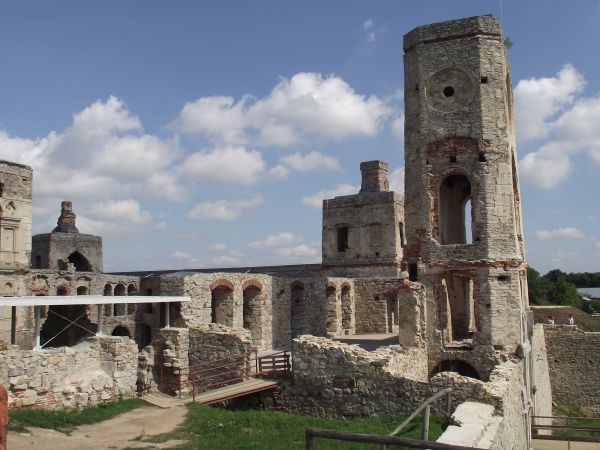 było : 12 sal balowych - bo tyle miesięcy, 4 wieże - bo kwartały, 52 pokoje - bo tyle tygodni - wszystko z niezwykłym przepychem, 365 okien - bo tyle dni w roku