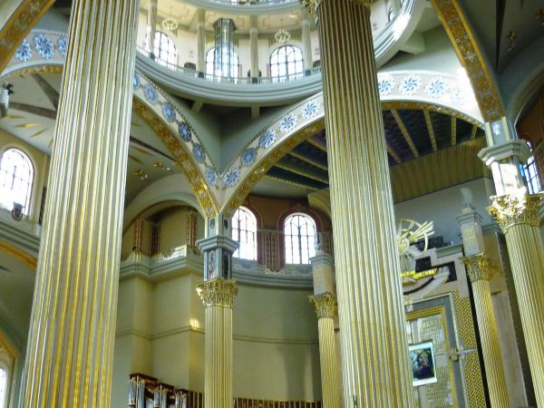 Bazylika. Nawa główna - kolumny.