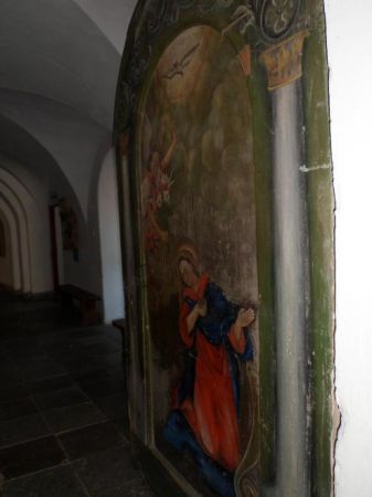 czytamy : z inicjatywy o. Serafina Gamalskiego w latach 1726 - 1732 zostały dobudowane krużganki ze stacjami Drogi Krzyżowej, a tu drzwi od kruchty kościoła do