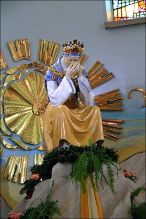 Klasztor Saletynów i Sanktuarium Matki Bożej z La Salette - Płaczącej  w Dębowcu  .  W kościele ukoronowana jest Matka Boża Saletyńska, która spełnia prośby lud