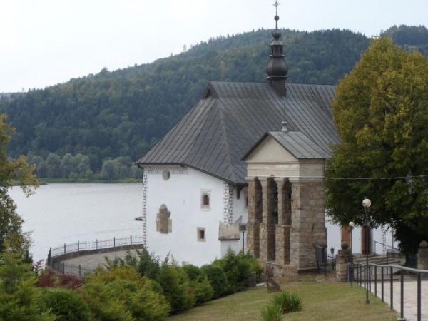 Jezioro Czchowskie i wyniosła skała jakby wyrastająca z nurtów Dunajca - a na skale kościół w Tropiu - arcybiskup Wojtyła podczas diecezjalnych uroczystości 100