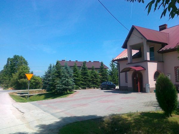 Wszechobecne markety już dawno dotarły do Brzostkowa -na szczęście jest to lokalna inwestycja. Skutki nadmiernej konsumpcji  można leczyć w Ośrodku Zdrowia  vis