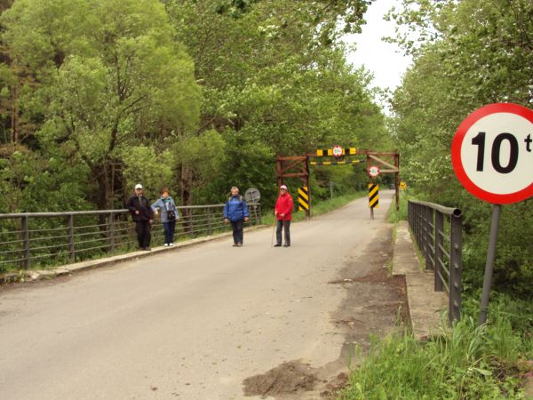 most nad potokiem Goryłka, są mapy i przewodniki co stwierdzają, że to potok Połonka - bo wcześniej przy nim wieś Płonna /jest galeria - zapraszam/ lub też inne