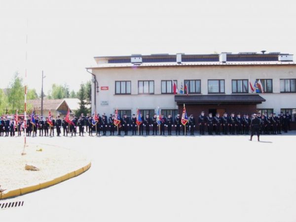3 maj. Przed dniem S.w Floriana strażacy z całej gminy świętują swoje święto w Przybówce .
A nasza jednostka otrzymała nowy samochód GAZELE