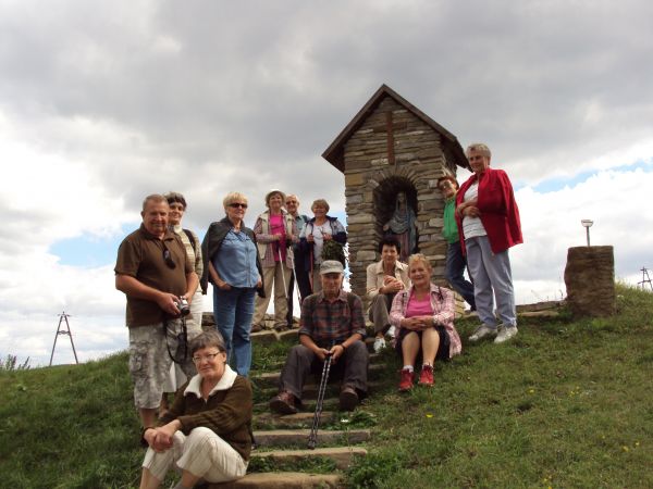 na zdjęciu: studenci - słuchacze Uniwersytetu Trzeciego Wieku z Sanoka przy przydrożnej kapliczce z figurą św. Tekli  podczas rajdu na trasie: Nowotaniec - Wola