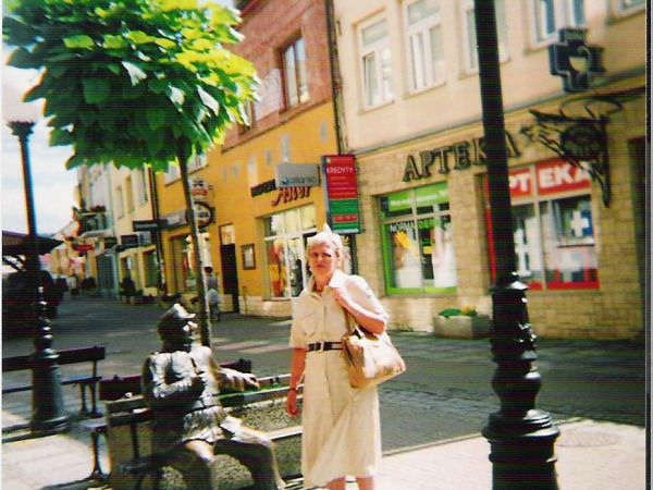 przy pomniku - pierwszym w Polsce - dzielnego wojaka Szwejka  - pyka fajeczkę - tak jak to czynił w Sanoku w lipcu 1915 roku. Naprzeciw pomnika - zejście schoda