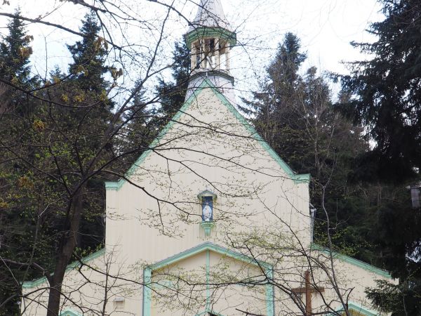 kościół zdrojowy pw. św. Iwona, fasada świątyni zbliżona jest do projektów kościoła wiejskiego.