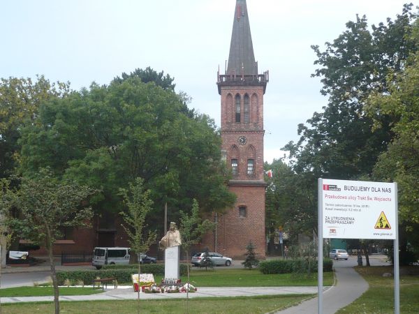 Trakt św.Wojciecha w tle kościół Jana Bosko i pomnik sanitariuszki z AK odsłonięty 30.08.2015r.