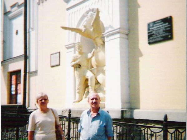 przed budynkiem Stowarzyszenia "Sokół", postawionego w latach 1890-1910, na elewacji: postać "Sokolnika" zrywającego kajdany orłowi polskiemu. Tu 10 listopada 1