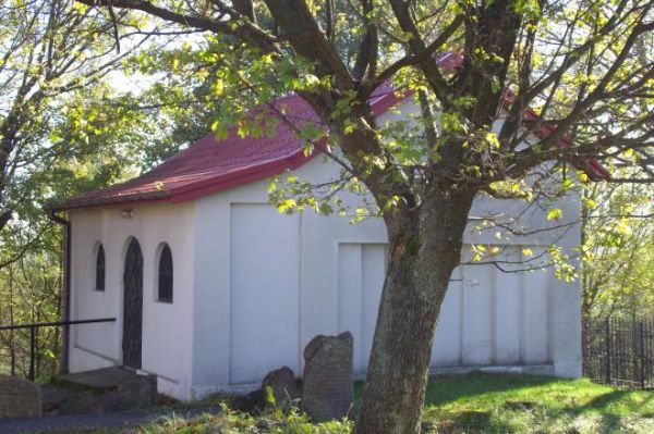 ohel na kirkucie, są dwa : cadyka Menachema Mendla i jego żony oraz cadyka Cwi Hirscha i jego syna cadyka Józefa Friedmana. Po lewej i na wprost: macewy czyli ż