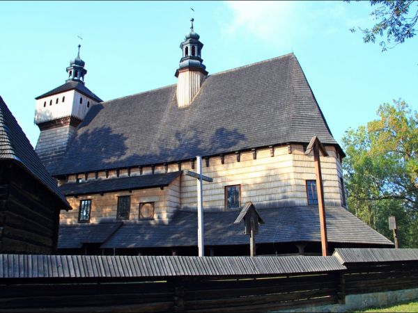 Kościół Wniebowzięcia NMP i św. Michała Archanioła . Na  liście światowego dziedzictwa UNESCO . Kościół w Haczowie jest największym gotyckim drewnianym kościołe