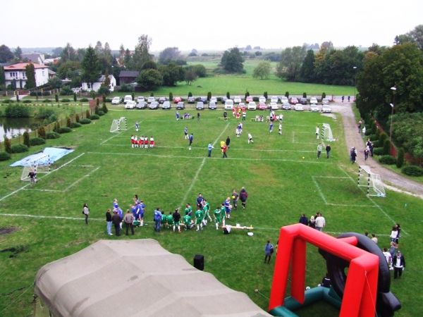 Mecz piłki nożnej podczas integracyjnej imprezy firmowej w Krężnicy Jarej